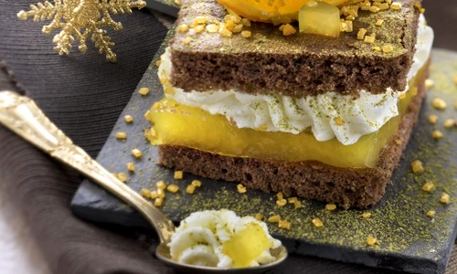 Génoise gourmande au chocolat, pâte d'orange, chantilly et thé vert jpeg