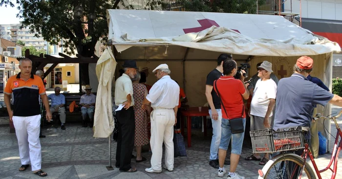 Alexăndrenii au la dispoziţie şi cortul anti-caniculă al Crucii Roşii foto: Claudiu Dumitrache