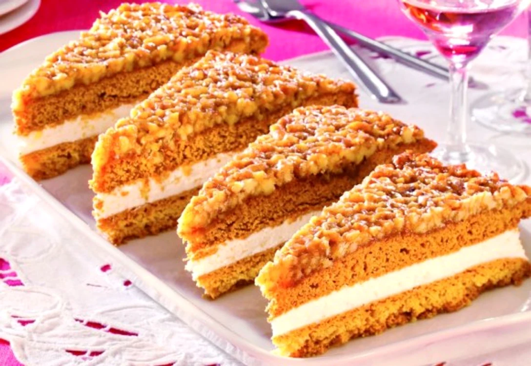 
    Prajitura cu foi de miere este un deliciu pe care trebuie sa il incerciclickpoftabuna.ro  