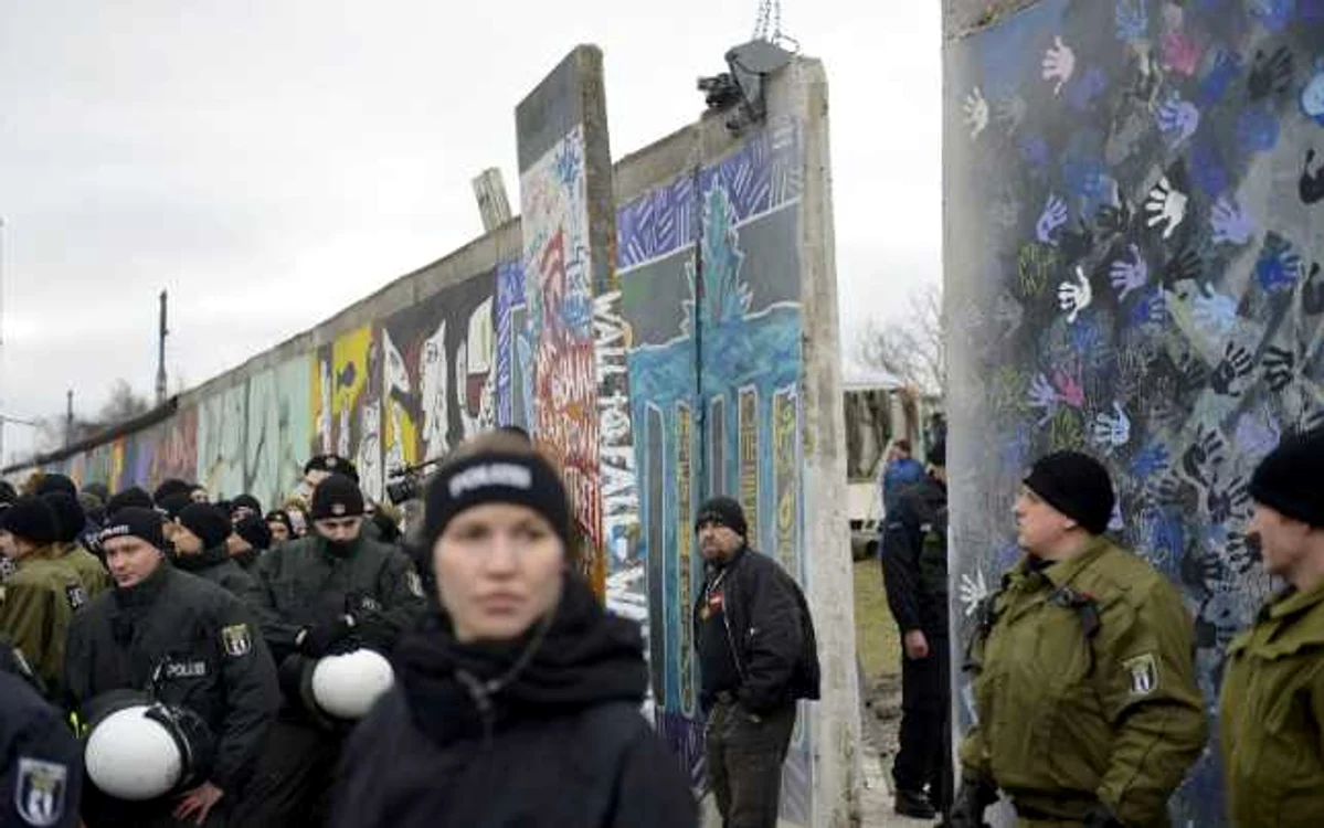 Desenele murale de pe partea de est a Zidului Berlinului sunt ameninţate cu distrugerea FOTO AFP