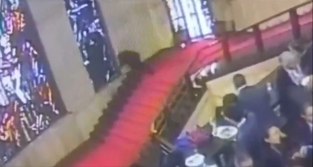 Momentul în care un politician italian distruge un vitraliu istoric din Roma: „M-am trezit suspendat zece metri în aer”