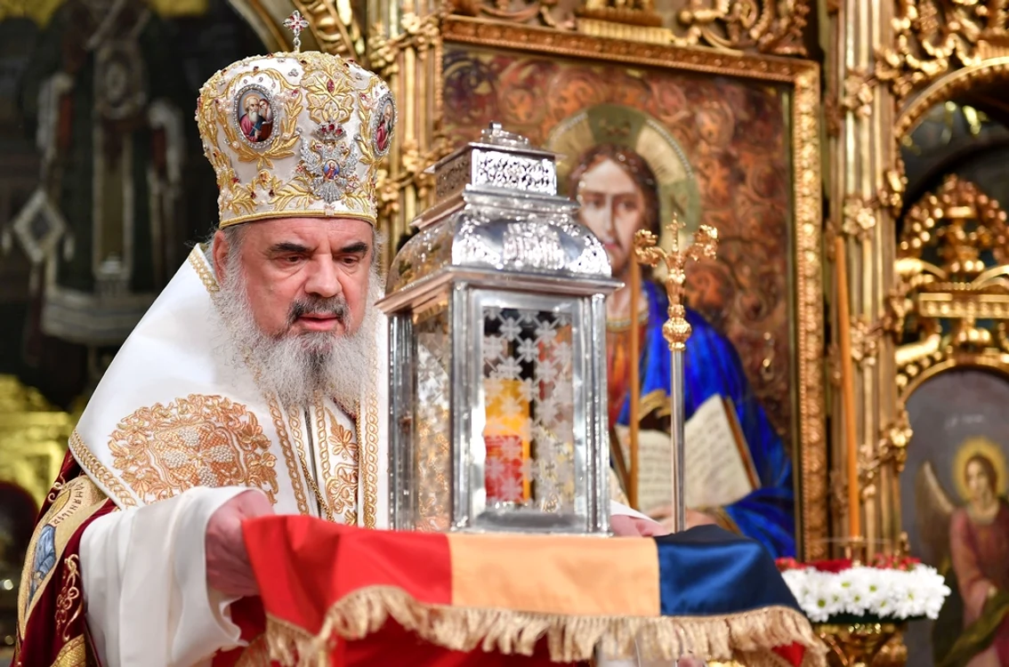 Acesta este vasul special în care patriarhul Daniel primește Lumina Sfântă de la IerusalimFoto: basilica.ro