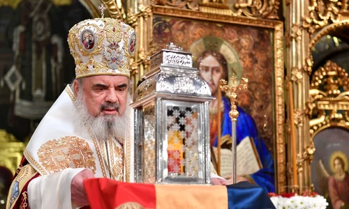 patriarhul daniel a primit sfanta lumina 2017 11 jpeg