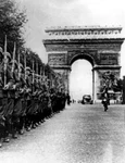 Soldați germani pe Champs Elysée, în Parisul ocupat, în 1940 (© Das Bundesarchiv Bild 146-1994-036-09A) 