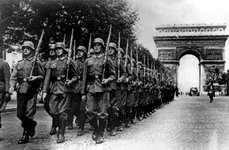Soldați germani pe Champs Elysée, în Parisul ocupat, în 1940 (© Das Bundesarchiv Bild 146-1994-036-09A) 