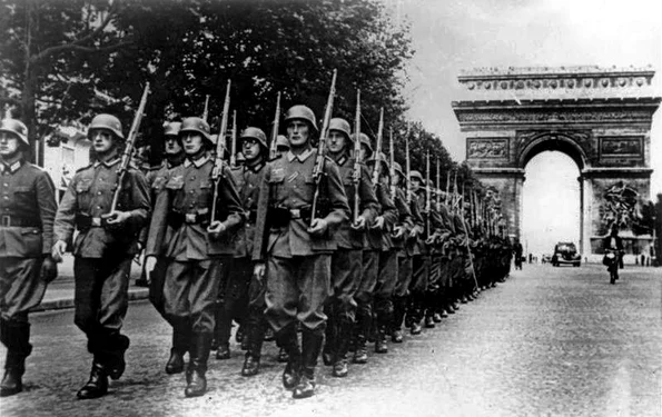 Soldați germani pe Champs Elysée, în Parisul ocupat, în 1940 (© Das Bundesarchiv Bild 146-1994-036-09A) 