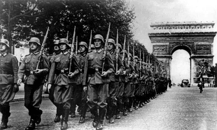 Soldați germani pe Champs Elysée, în Parisul ocupat, în 1940 (© Das Bundesarchiv Bild 146-1994-036-09A) 