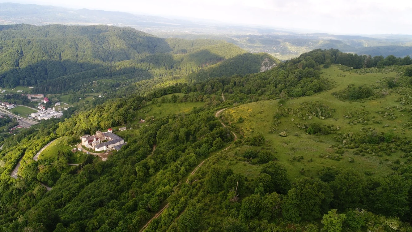 Panoramă deasupra Muntelui Arnota cu Mănăstirile Arnota și Bistrița din Vâlcea Foto Florin Stoican