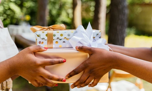femeie ofera cadou prietenei sale jpg