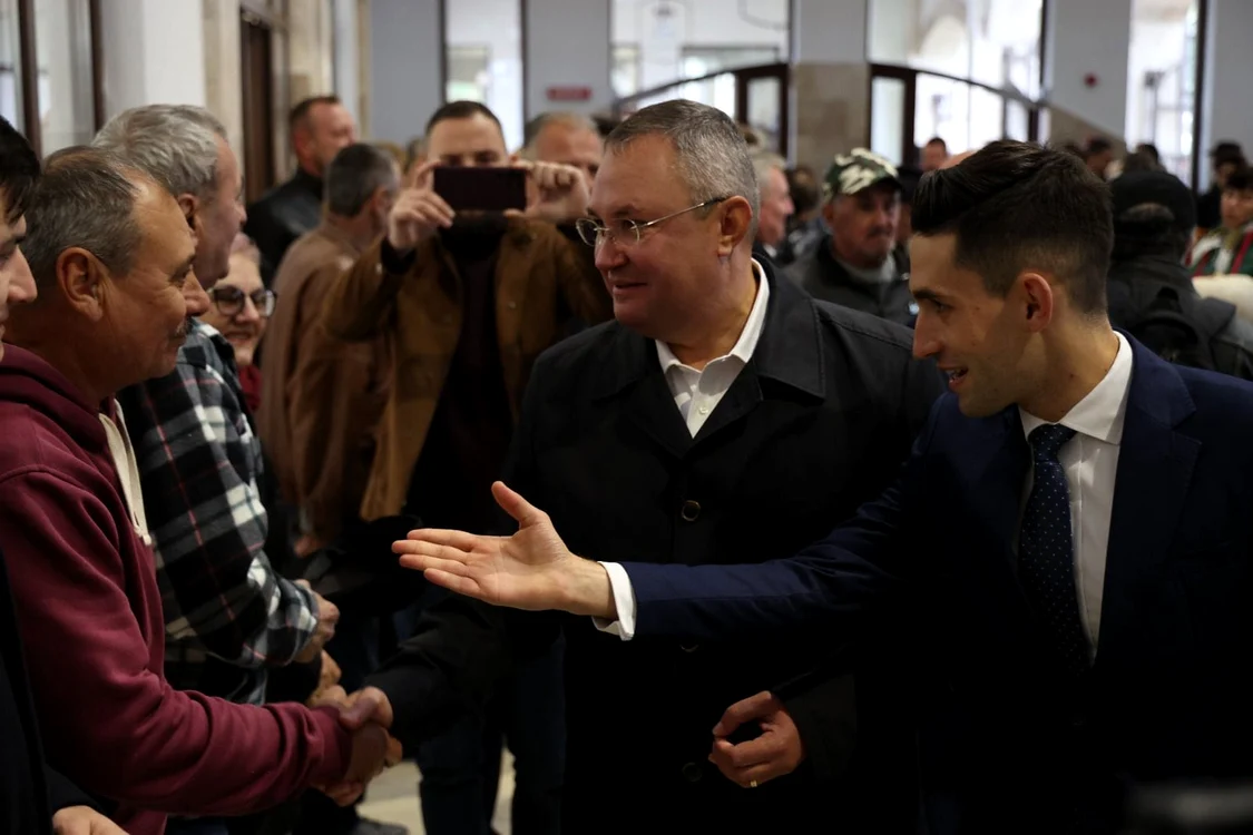 Nicolae Ciucă prezent la inaugurarea pieței din Șimleu Silvanei. Foto Facebook Nicolae Ciucă