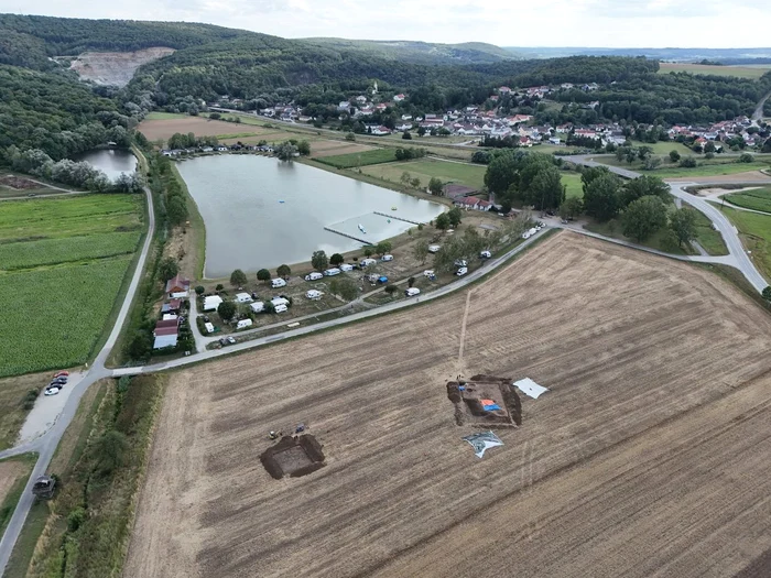 Cele două zone cercetate. În fundal se află satul Burg (© IKA_Burg_2026, photo Th. Leutgeb)