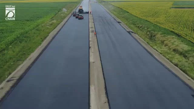 Noi imagini cu asfaltările de pe cel mai îndepărtat lot al Autostrăzii A7 aflat în execuție, Mircești – Pașcani