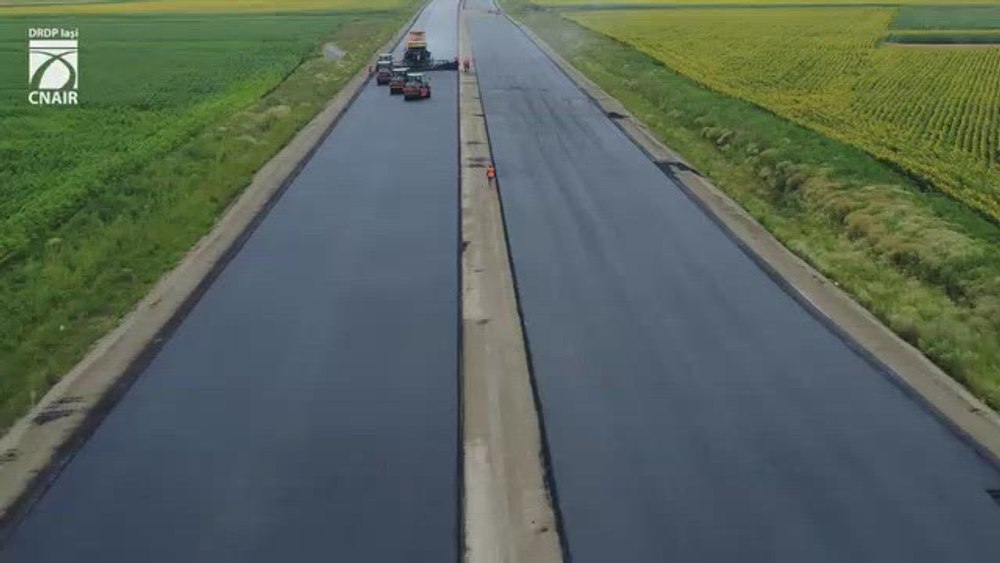 Noi imagini cu asfaltările de pe cel mai îndepărtat lot al Autostrăzii A7 aflat în execuție, Mircești – Pașcani