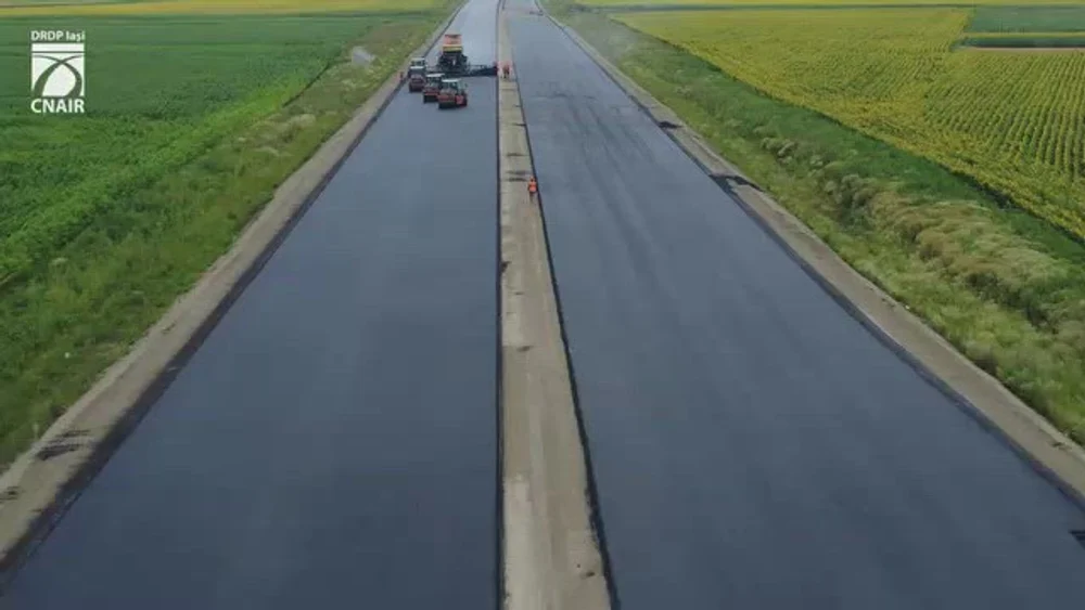 Noi imagini cu asfaltările de pe cel mai îndepărtat lot al Autostrăzii A7 aflat în execuție, Mircești – Pașcani