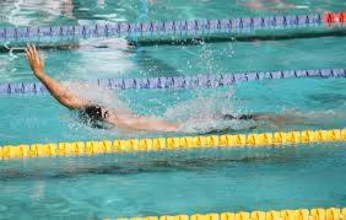 Robert a reuşit la Campionatele de Înot ale României locul 3 în clasamentul general pentru cea mai buna performanţă (cu 800 puncte obţinute în proba de 100 m spate, încheiată cu timpul de 55:93)
