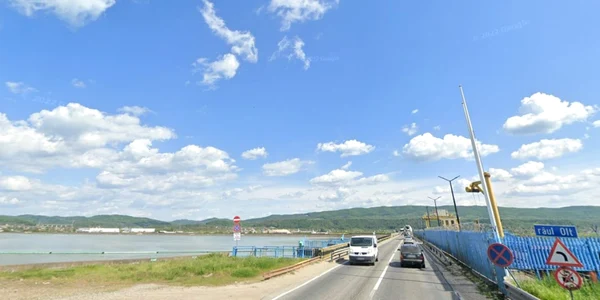 Lacul de acumulare de pe Olt din Râmnicu Vâlcea în care o femeie a anunţat că se va arunca Foto Daciana Stoica - Adevărul