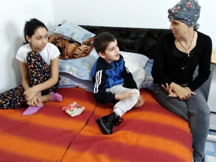 Aici locuiesc David, mama și sora lui