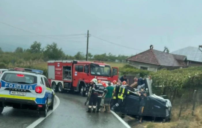 Maşina s-a răsturnat pe Transalpina