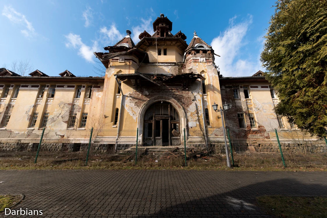 Clădirea a fost construită în 1911 și 1914, iar în timpul celui de-al Doilea Război Mondial, aici a funcţionat un spital german