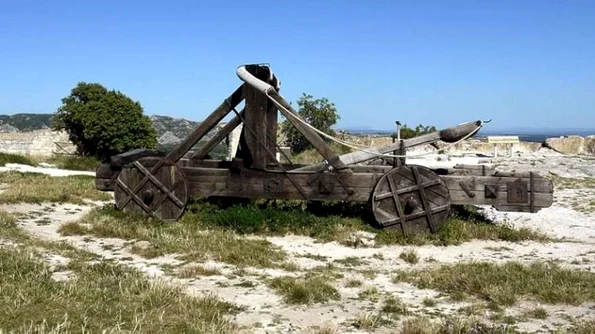 Catapulta şi berbecul „bombele atomice“ ale Antichităţii jpeg