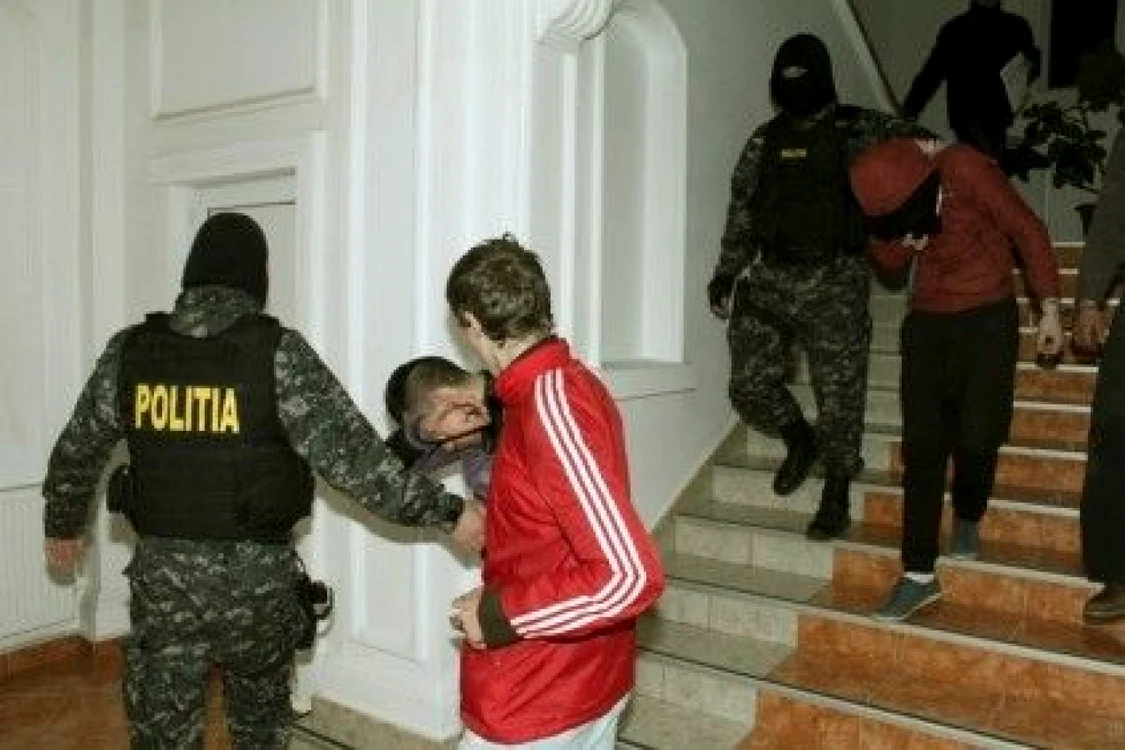 Doi dintre tinerii implicaţi în furtul busturilor istorice din Copou vor sta ani grei după gratii. Foto: Ziarul de Iaşi