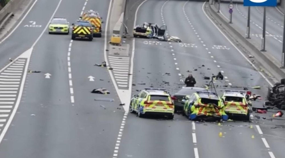 Şapte ofiţeri răniţi şi cinci maşini de poliţie distruse, după o urmărite ca în filme în Marea Britanie. „A fost un carnagiu absolut"