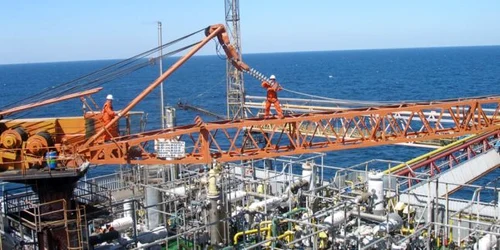 Operatori pe platforma petroliera FOTO Rig Service SA