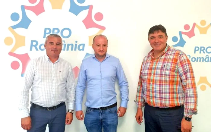 Gerald Simonis (centru) va candida din partea Pro România la Primăria Moşniţa FOTO Pro România