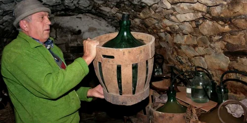 Pietrenii îşi pregătesc damigenele pentru vinul din acest an 