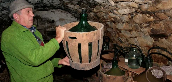 Pietrenii îşi pregătesc damigenele pentru vinul din acest an