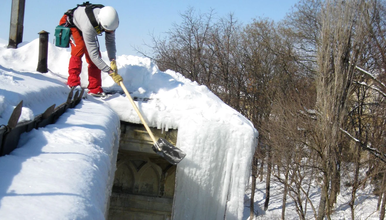 Alpiniştii utilitari îndepărtează ţurţurii
