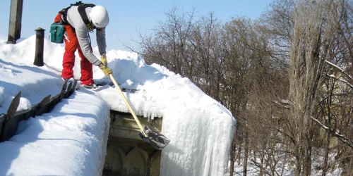 Alpiniştii utilitari îndepărtează ţurţurii