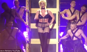 Nimeni nu a obervat că sfârcul lui Britney ieşise din sutien jpeg