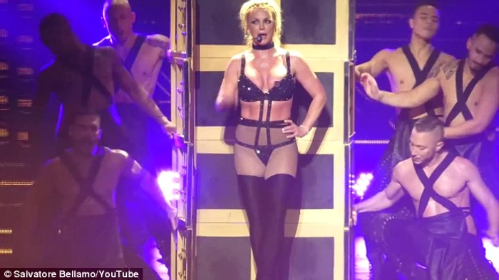Nimeni nu a obervat că sfârcul lui Britney ieşise din sutien