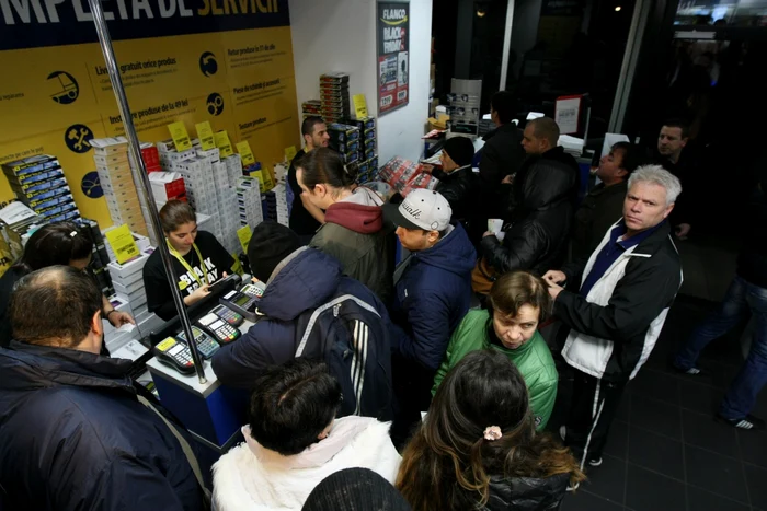 Interesul a fost mare, din partea românilor, pentru reduceri. FOTO Dorin Constanda/Adevărul