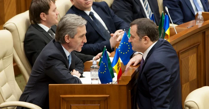 Iurie Leancă discută cu Vlad Filat înainte de eşecul învestirii guvernului din 12 februarie 2015 FOTO Alexandru Tarlev