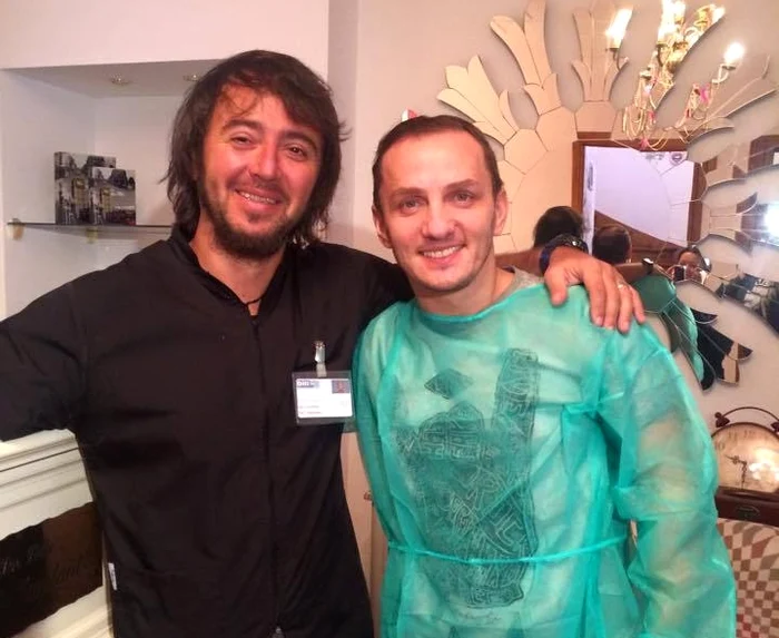 Mihai Trăistariu, alături de doctorul Felix Popescu, care i-a făcut al patrulea implant de părFoto: arhiva personală