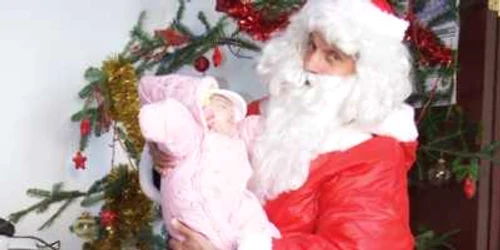 Micuţa Ana Sofia, la prima întâlnire cu Moşul