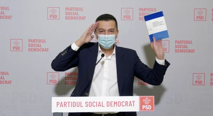 Sorin Grindeanu a prezentat în faţa jurnaliştilor cartea de matematică pe care a trecut-o în CV. FOTO: Captură