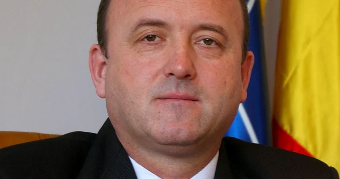 Prefectul crede că nu a fost urmărit îndeaproape contractul de management al şefului Ambulanţei