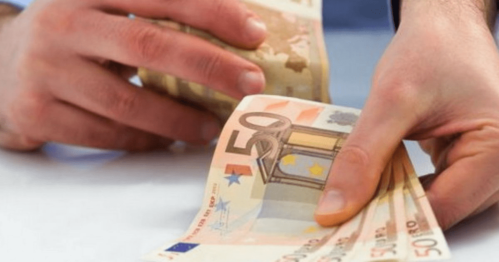 Polițist judiciar din București, prins în timp ce primea 10.000 de euro mită pentru a ajuta o femeie să obțină permisul auto