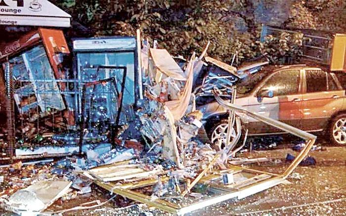 Aşa arăta ieri chioşcul în care a intrat maşina condusă de tânărăFoto: Adevarul