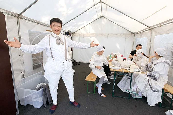 Sheng, foarte  încântat de  primul său  rol de statuie  vivantă