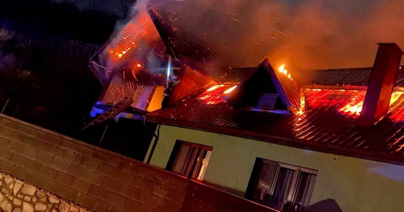 Pompierii din Câmpeni şi-au petrecut noaptea de Revelion luptând cu flăcrările. Foto: ISU Alba
