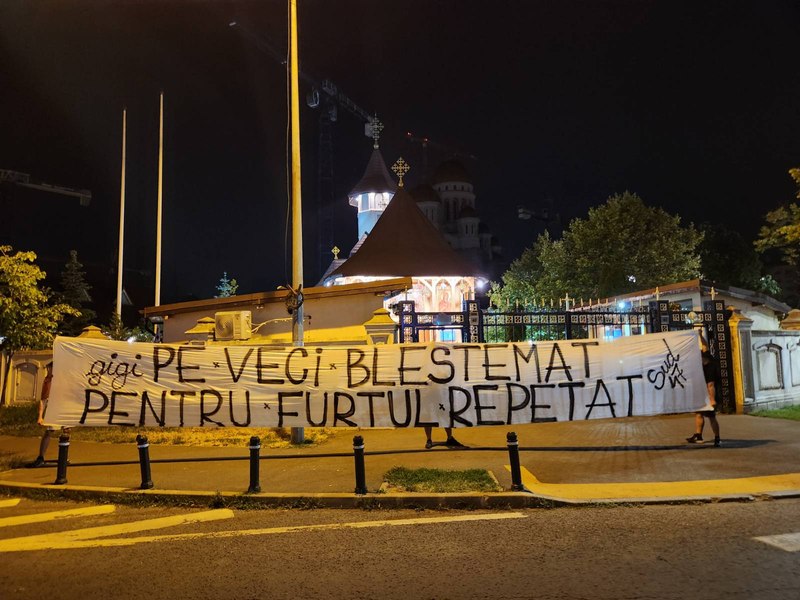 Război Steaua - FCSB. Fanii militarilor au împânzit Bucureștiul cu mesaje anti-Becali și Ciolacu. GALERIE FOTO