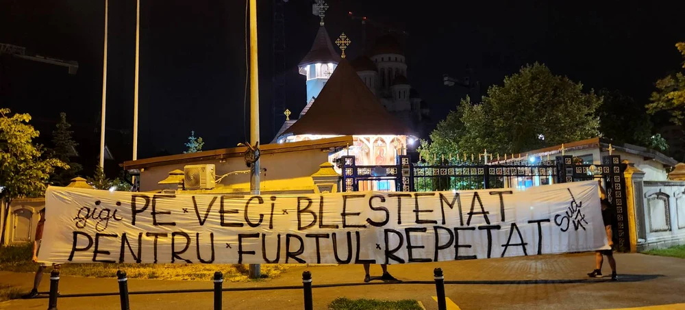 Mesaje anti-Gigi Becali au fost afișate în multe locuri din Capitală. Foto Facebook