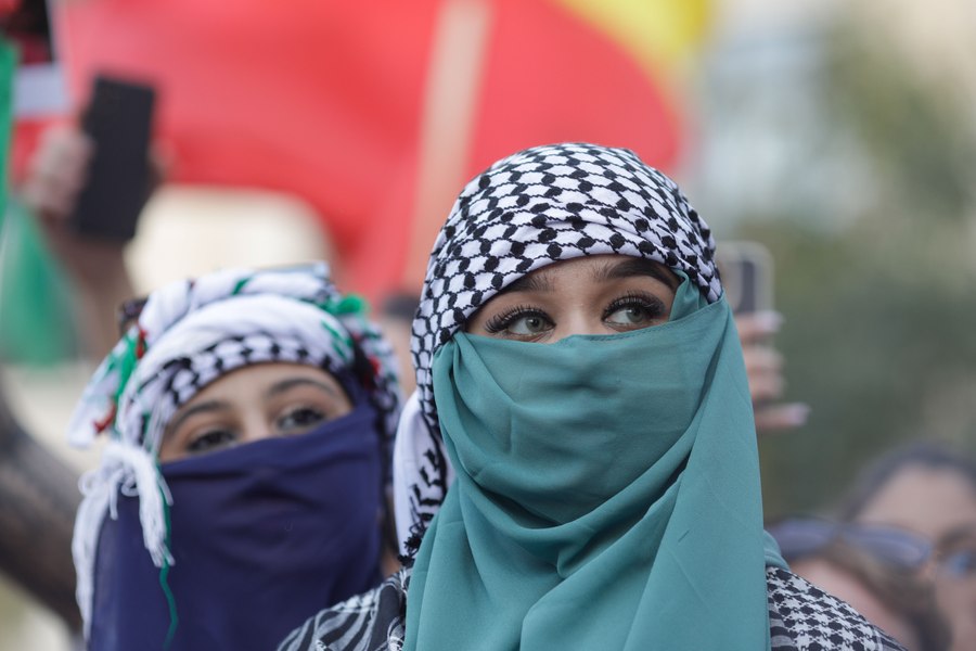 Probleme de securitate la mitingul pro-palestinian din Piața Universității: tineri prinși cu spray-uri lacrimogene și petarde 