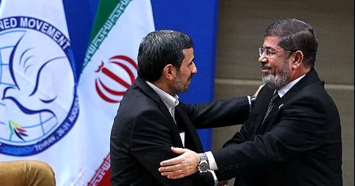 Preşedintele iranian Mahmoud Ahmadinejad (stânga), dând mâna cu liderul egiptean Mohamed Morsi (dreapta), la al 16-lea summit al Mişcării de Nealiniere desfăşurat la Teheran, la finele lui august 2012 FOTO: Reuters