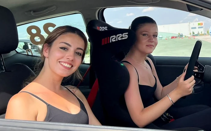 Alexia Stanciu și Ioana Ivănică, două fete frumoase pasionate de motorsport. foto: Facebook