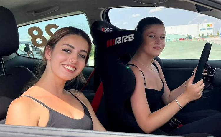 Alexia Stanciu și Ioana Ivănică, două fete frumoase pasionate de motorsport. foto: Facebook